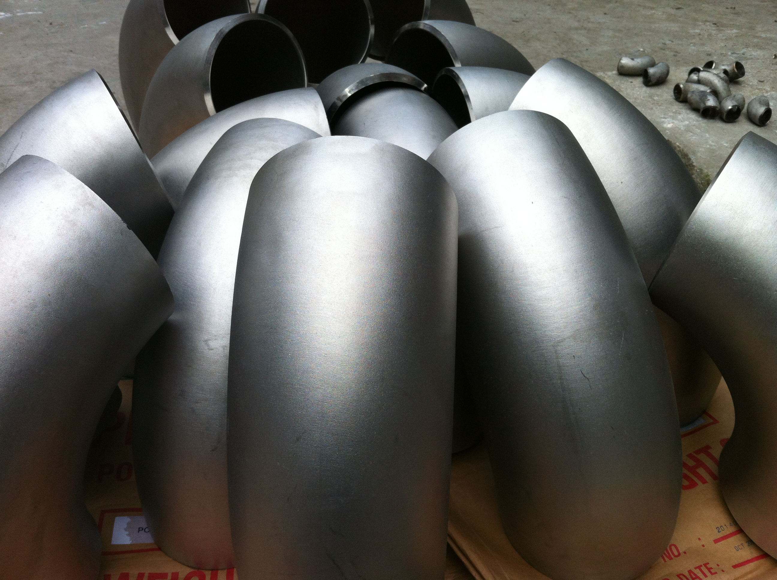 Butt welding pipe fittings